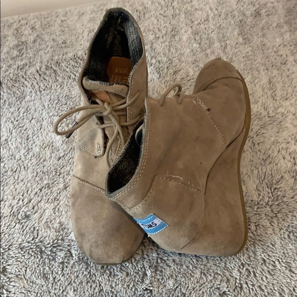 Toms wedge suede lace up tan booties size 7.5
